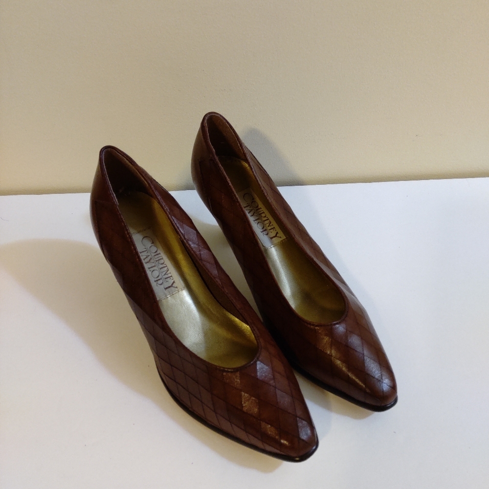 Ladies Brown Leather Pump. By Courtney Taylor. Size 6.5B. Cushioned